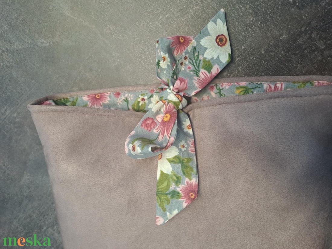 Megkötős könyvkabát - könyv & zene - könyvtok - Meska.hu Megkötős könyvkabát - könyv & zene - könyvtok - Meska.hu