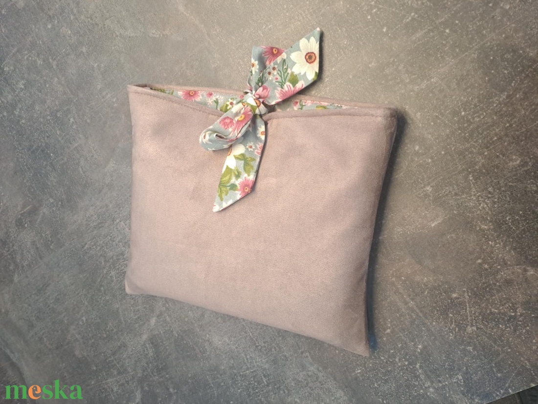 Megkötős könyvkabát - könyv & zene - könyvtok - Meska.hu Megkötős könyvkabát - könyv & zene - könyvtok - Meska.hu