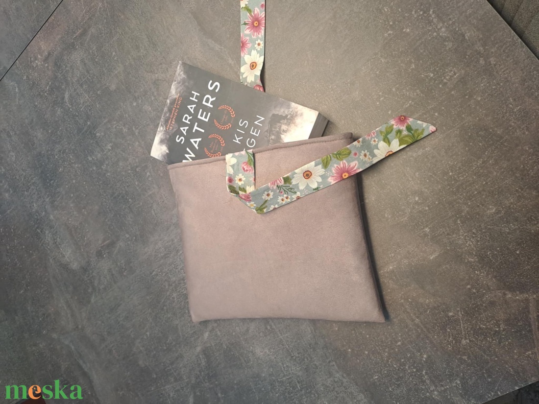 Megkötős könyvkabát - könyv & zene - könyvtok - Meska.hu Megkötős könyvkabát - könyv & zene - könyvtok - Meska.hu