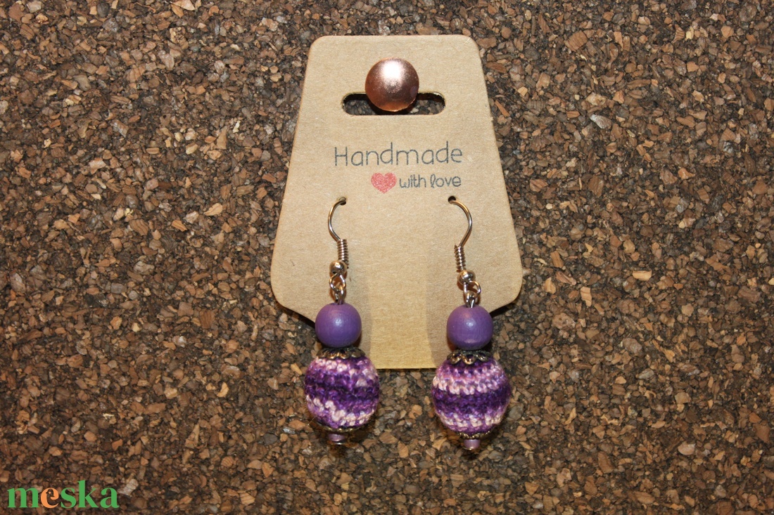 Lila csíkos horgolt gömb fülbevaló - ékszer - fülbevaló - lógó fülbevaló - Meska.hu Lila csíkos horgolt gömb fülbevaló - ékszer - fülbevaló - lógó fülbevaló - Meska.hu