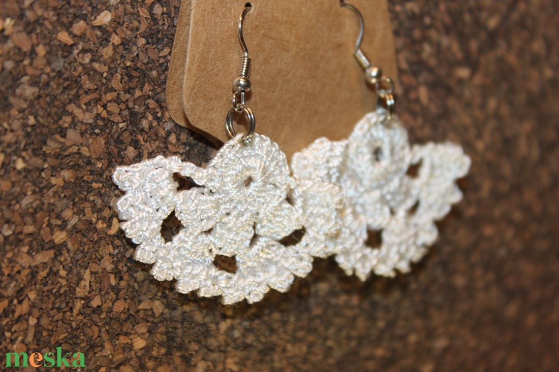 Fehér horgolt fülbevaló - ékszer - fülbevaló - lógó fülbevaló - Meska.hu Fehér horgolt fülbevaló - ékszer - fülbevaló - lógó fülbevaló - Meska.hu