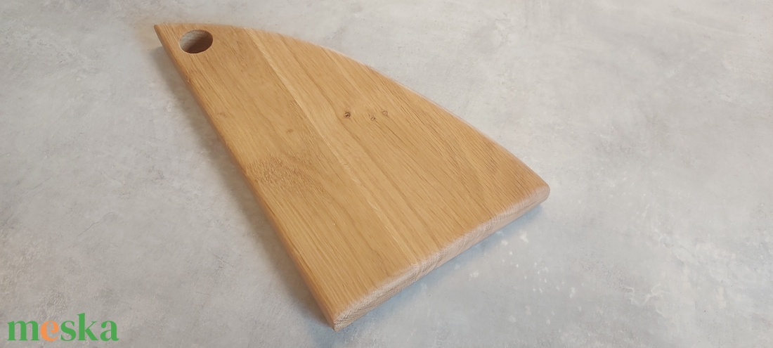 Egyedi formájú tölgy vágódeszka, alátét - otthon & életmód - konyhafelszerelés, tálalás - sütés, főzés - vágódeszka - Meska.hu