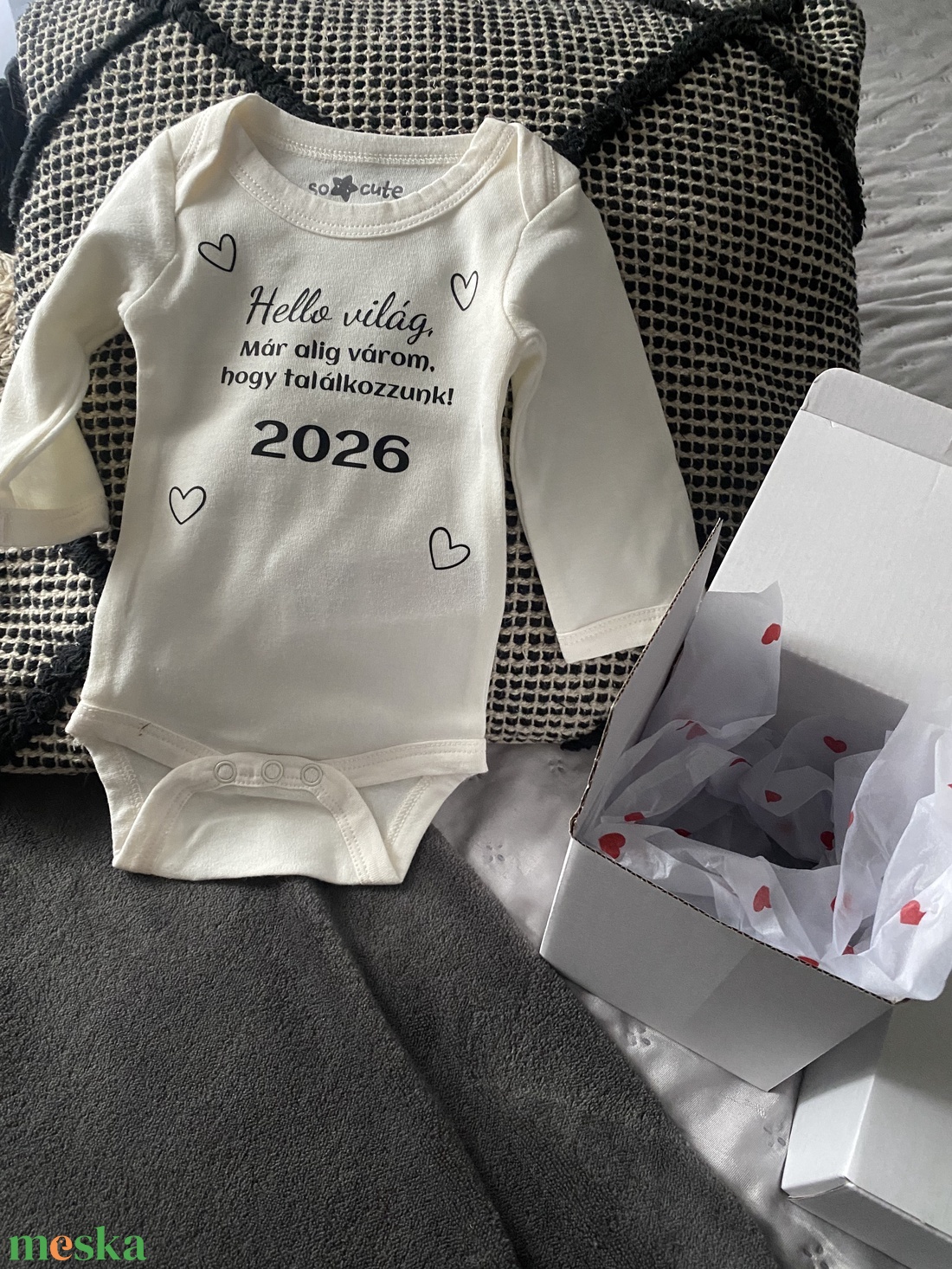 Baba bejelentő body- Helló világ! Alig várom, hogy találkozzunk-2026 - ruha & divat - babaruha & gyerekruha - body - Meska.hu Baba bejelentő body- Helló világ! Alig várom, hogy találkozzunk-2026 - ruha & divat - babaruha & gyerekruha - body - Meska.hu