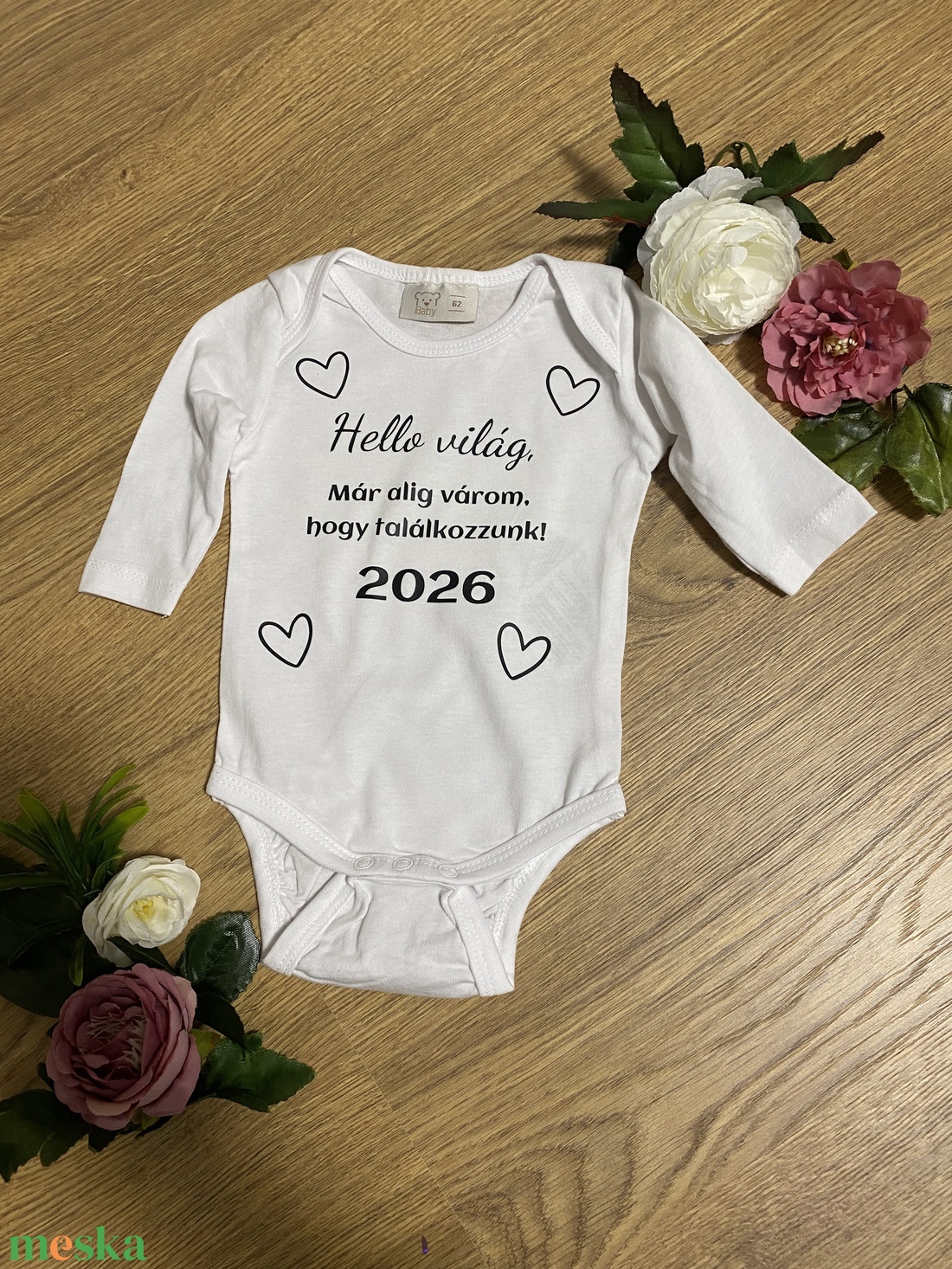 Baba bejelentő, babaköszöntő body- Helló világ! Alig várom, hogy találkozzunk-2026 - játék & sport - babalátogató ajándékcsomag - Meska.hu Baba bejelentő, babaköszöntő body- Helló világ! Alig várom, hogy találkozzunk-2026 - játék & sport - babalátogató ajándékcsomag - Meska.hu