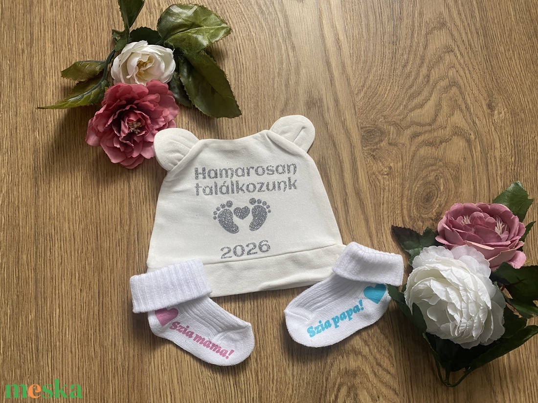 Baba bejelentő, babaköszöntő zokni és sapka- egyedi felirattal, apukának, nagyszülőknek, rokonoknak, barátoknak - játék & sport - babalátogató ajándékcsomag - Meska.hu Baba bejelentő, babaköszöntő zokni és sapka- egyedi felirattal, apukának, nagyszülőknek, rokonoknak, barátoknak - játék & sport - babalátogató ajándékcsomag - Meska.hu