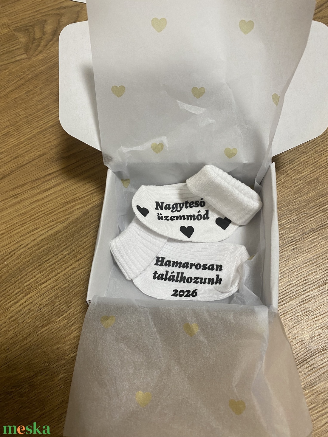 Baba bejelentő zokni - egyedi felirattal, apukának, nagyszülőknek, rokonoknak, barátoknak - játék & sport - babalátogató ajándékcsomag - Meska.hu