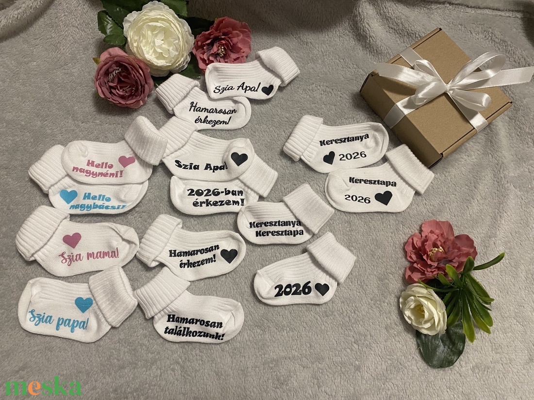 Baba bejelentő, babaköszöntő zokni-egy pár, egyedi felirattal, ajándék dobozban - játék & sport - babalátogató ajándékcsomag - Meska.hu