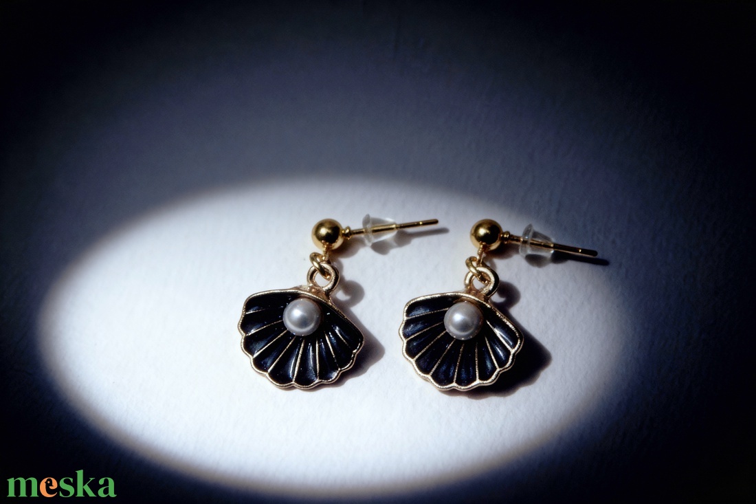 Fekete kagylós Fülbevaló - ékszer - fülbevaló - lógó fülbevaló - Meska.hu