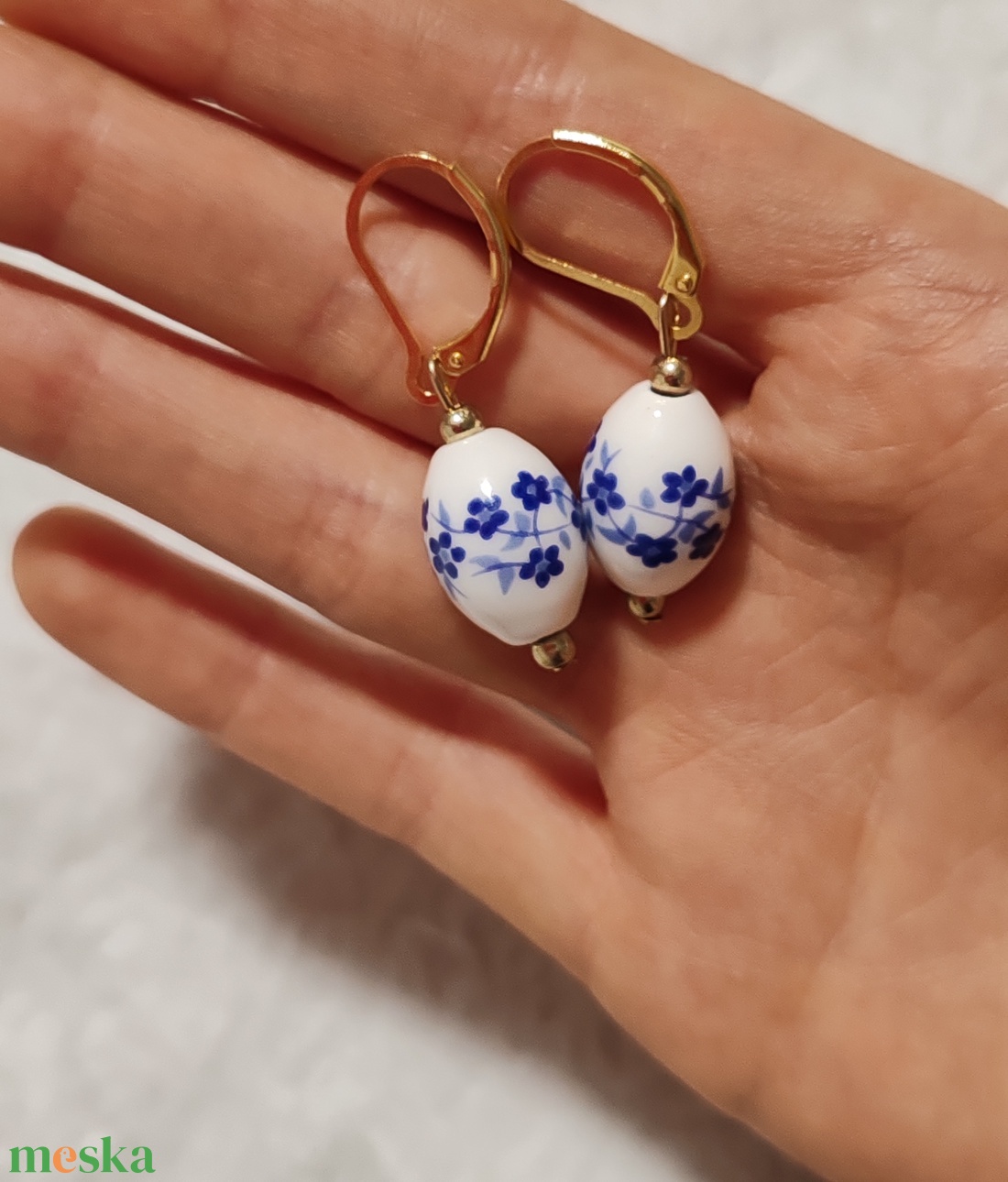 Porcelán mintás fülbevaló arany színű akasztóval - ékszer - fülbevaló - lógó fülbevaló - Meska.hu