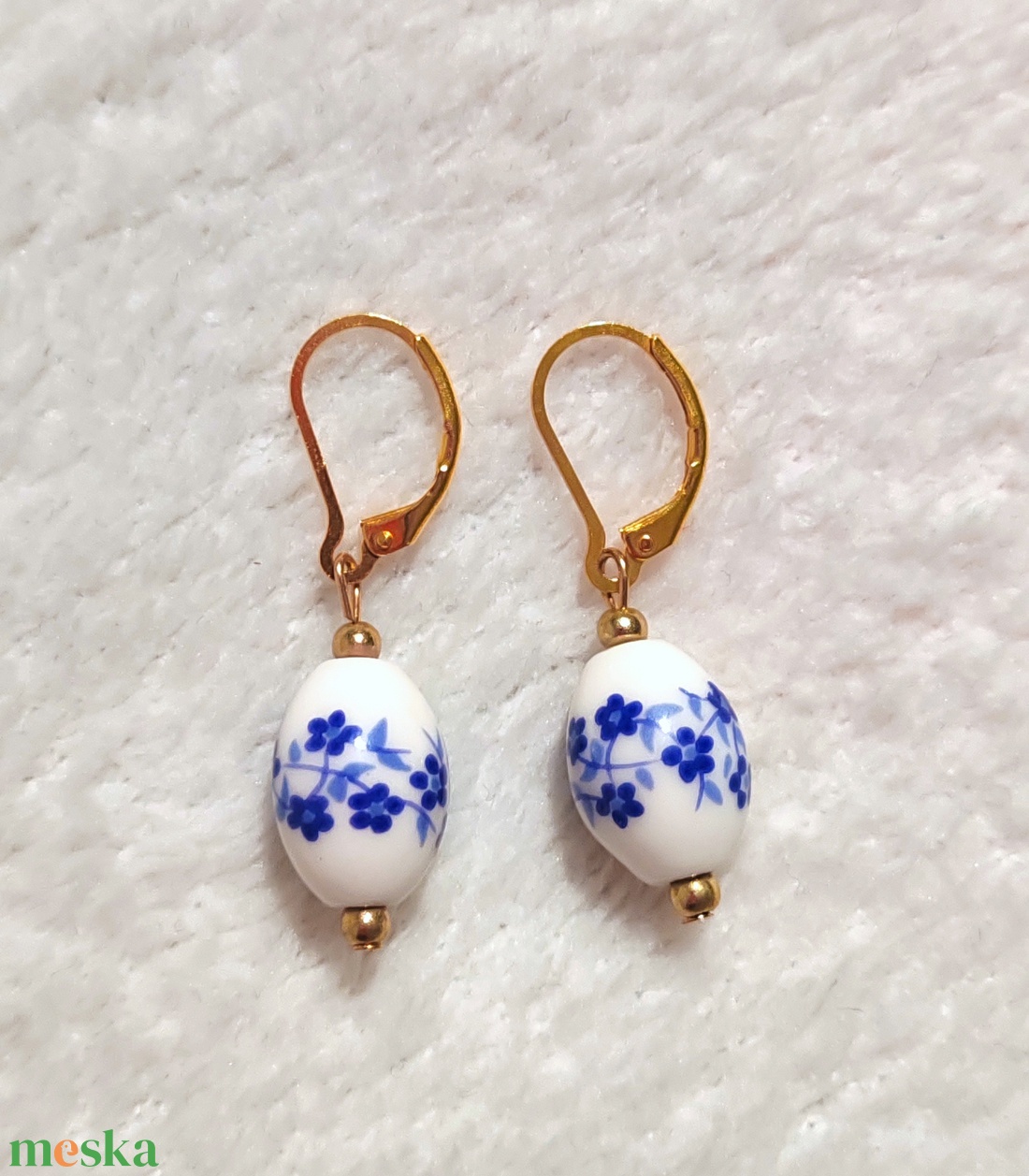 Porcelán mintás fülbevaló arany színű akasztóval - ékszer - fülbevaló - lógó fülbevaló - Meska.hu