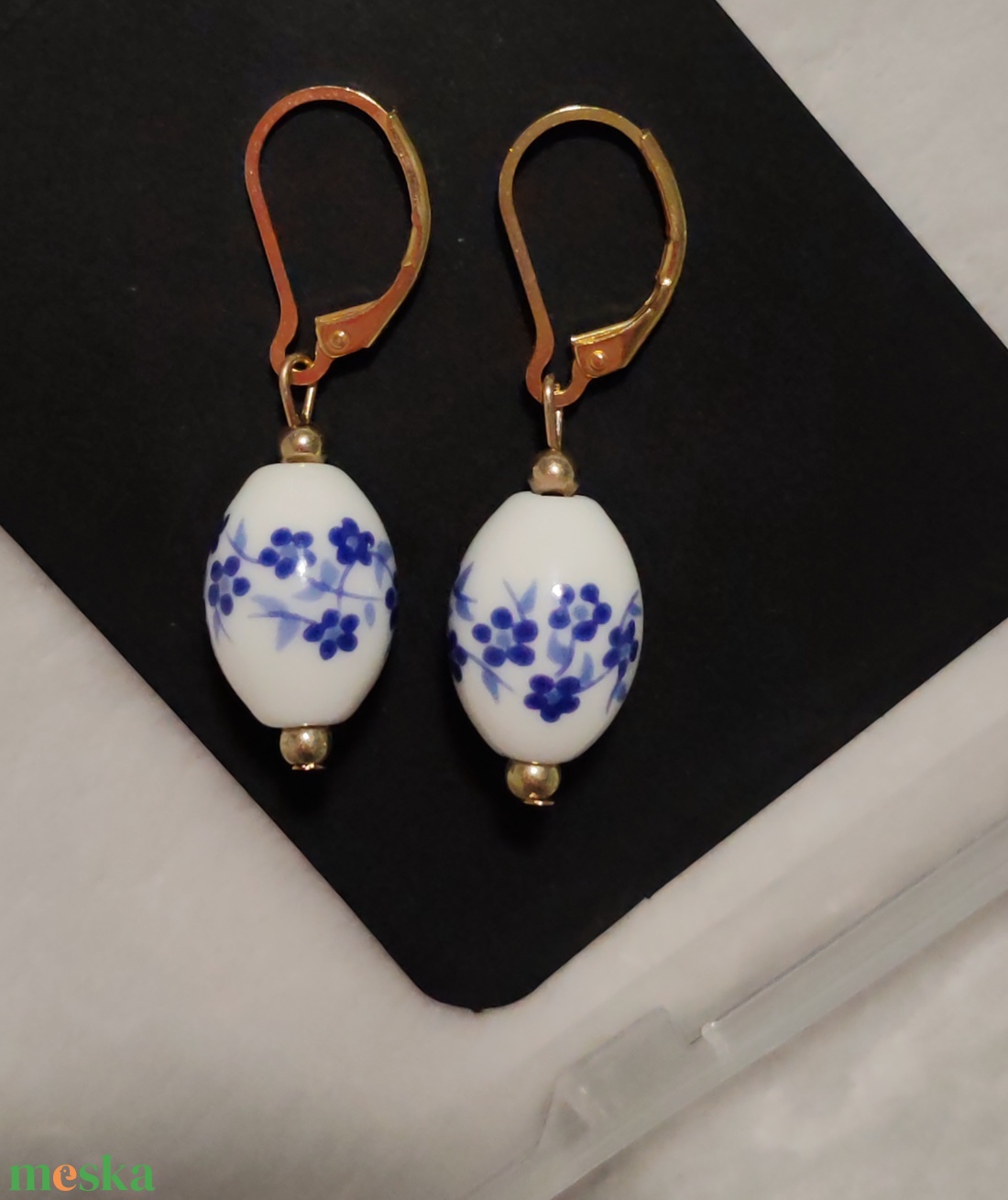 Porcelán mintás fülbevaló arany színű akasztóval - ékszer - fülbevaló - lógó fülbevaló - Meska.hu