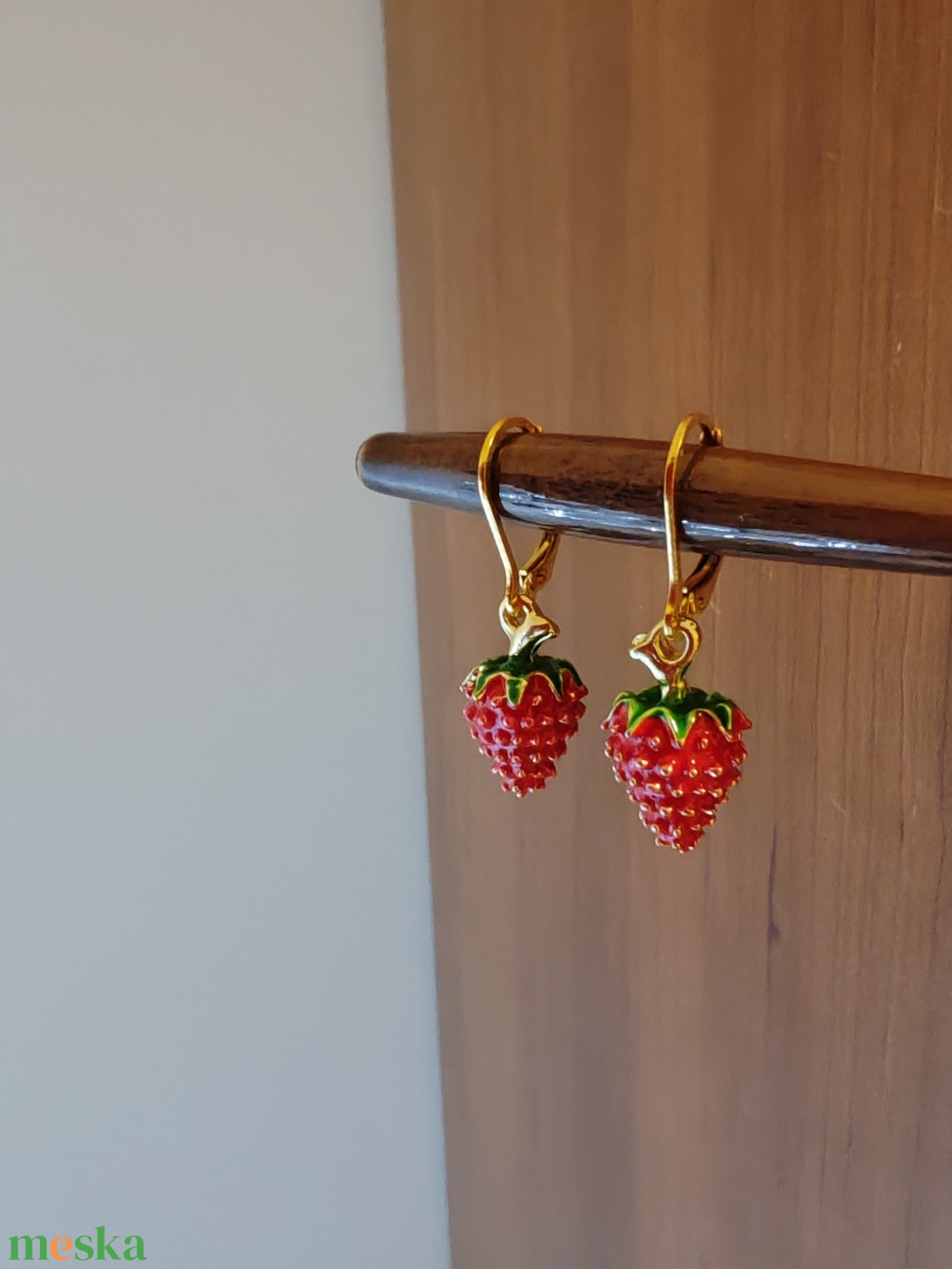 Divatos eper fülbevaló arany színű akasztóval - ékszer - fülbevaló - lógó fülbevaló - Meska.hu