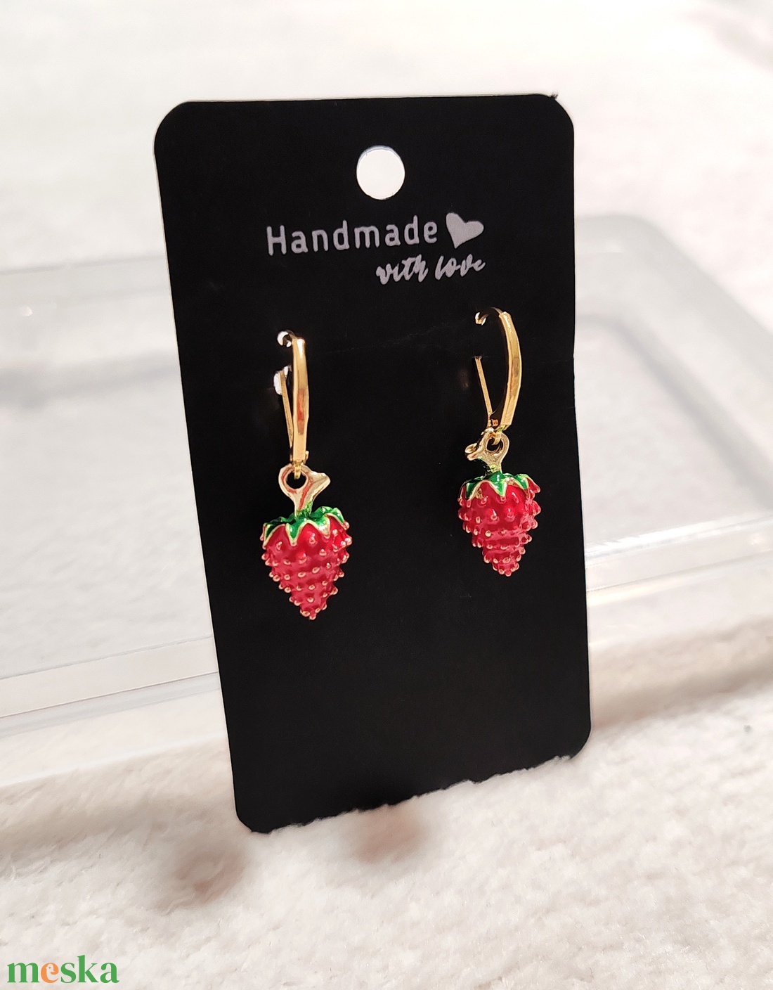 Divatos eper fülbevaló arany színű akasztóval - ékszer - fülbevaló - lógó fülbevaló - Meska.hu