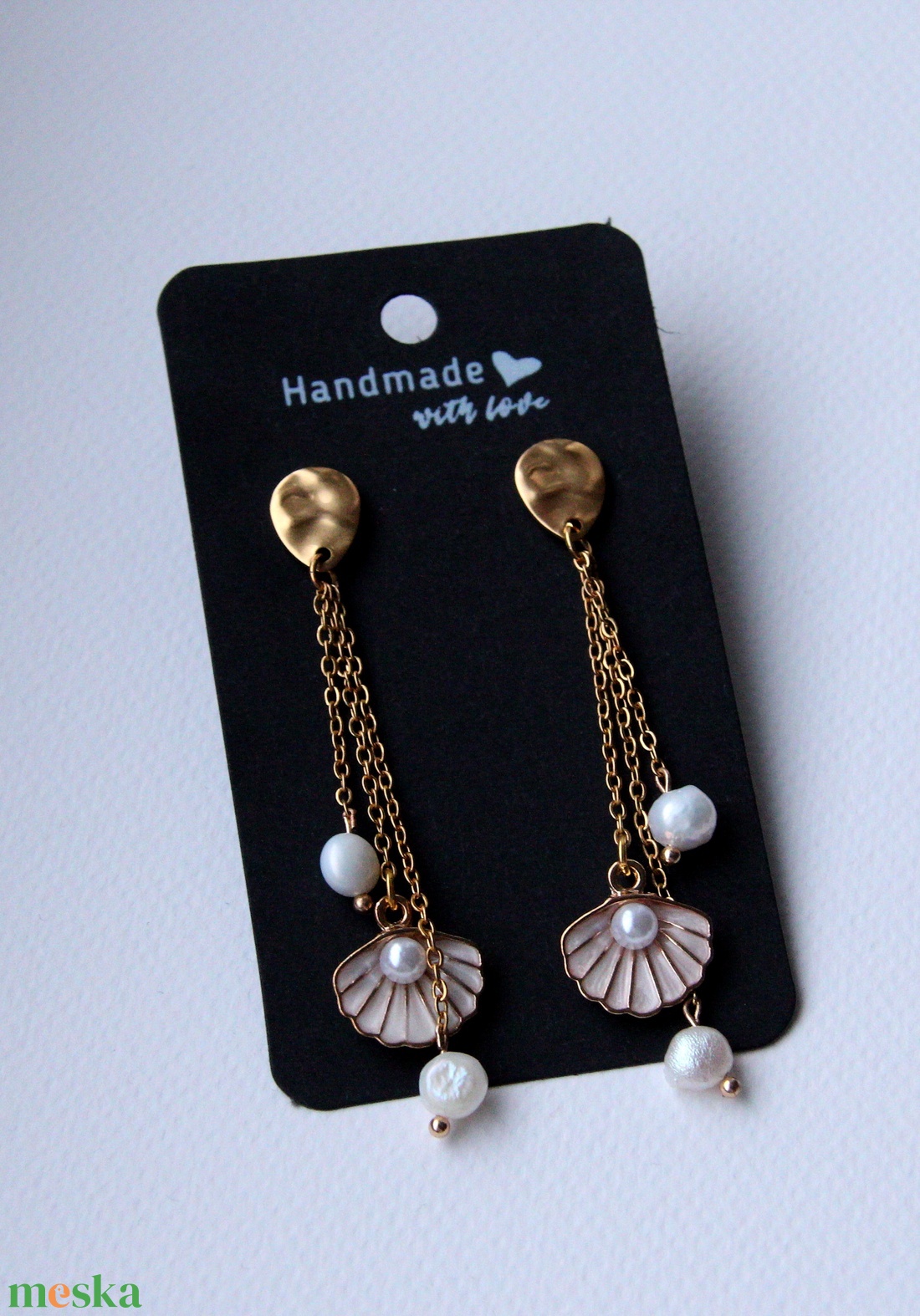 Elegáns kagylós fülbevaló arany színű akasztóval - ékszer - fülbevaló - lógó fülbevaló - Meska.hu