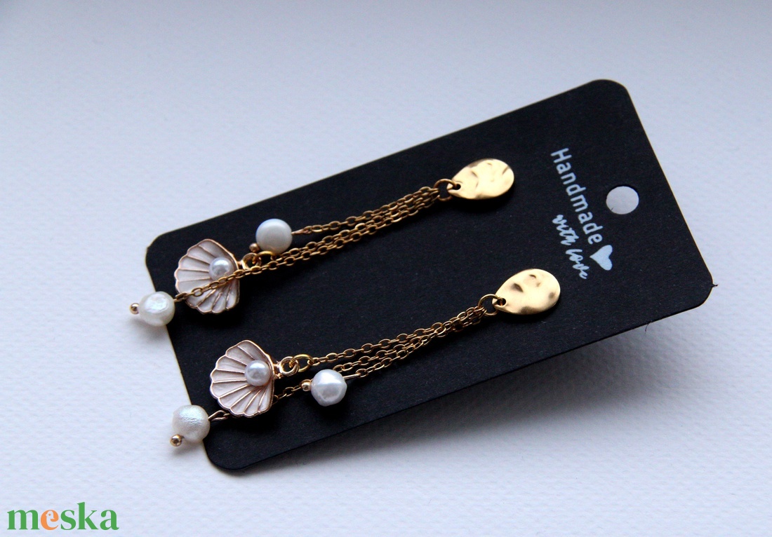 Elegáns kagylós fülbevaló arany színű akasztóval - ékszer - fülbevaló - lógó fülbevaló - Meska.hu