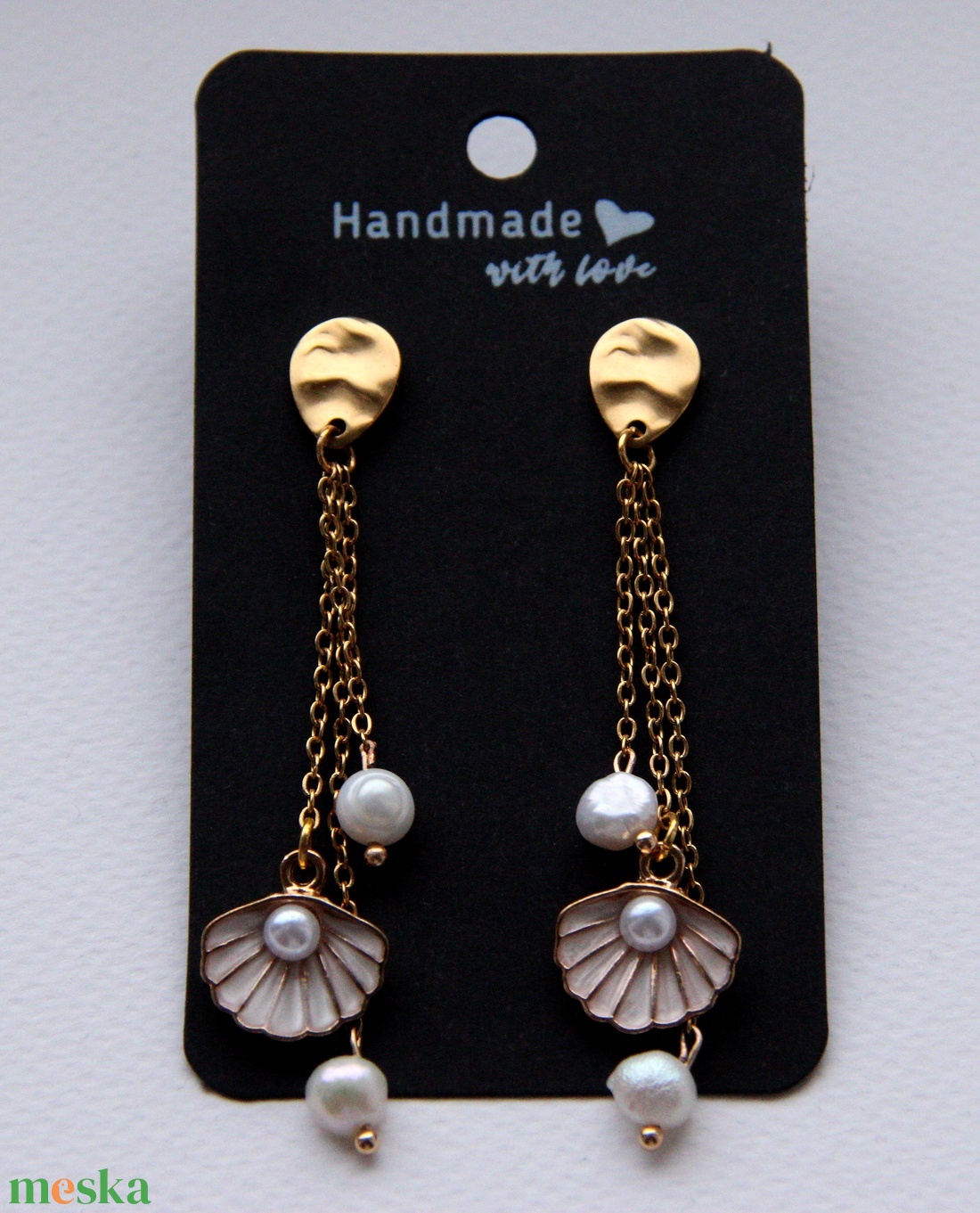 Elegáns kagylós fülbevaló arany színű akasztóval - ékszer - fülbevaló - lógó fülbevaló - Meska.hu