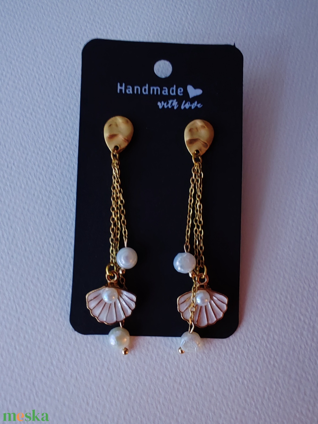 Elegáns kagylós fülbevaló arany színű akasztóval - ékszer - fülbevaló - lógó fülbevaló - Meska.hu