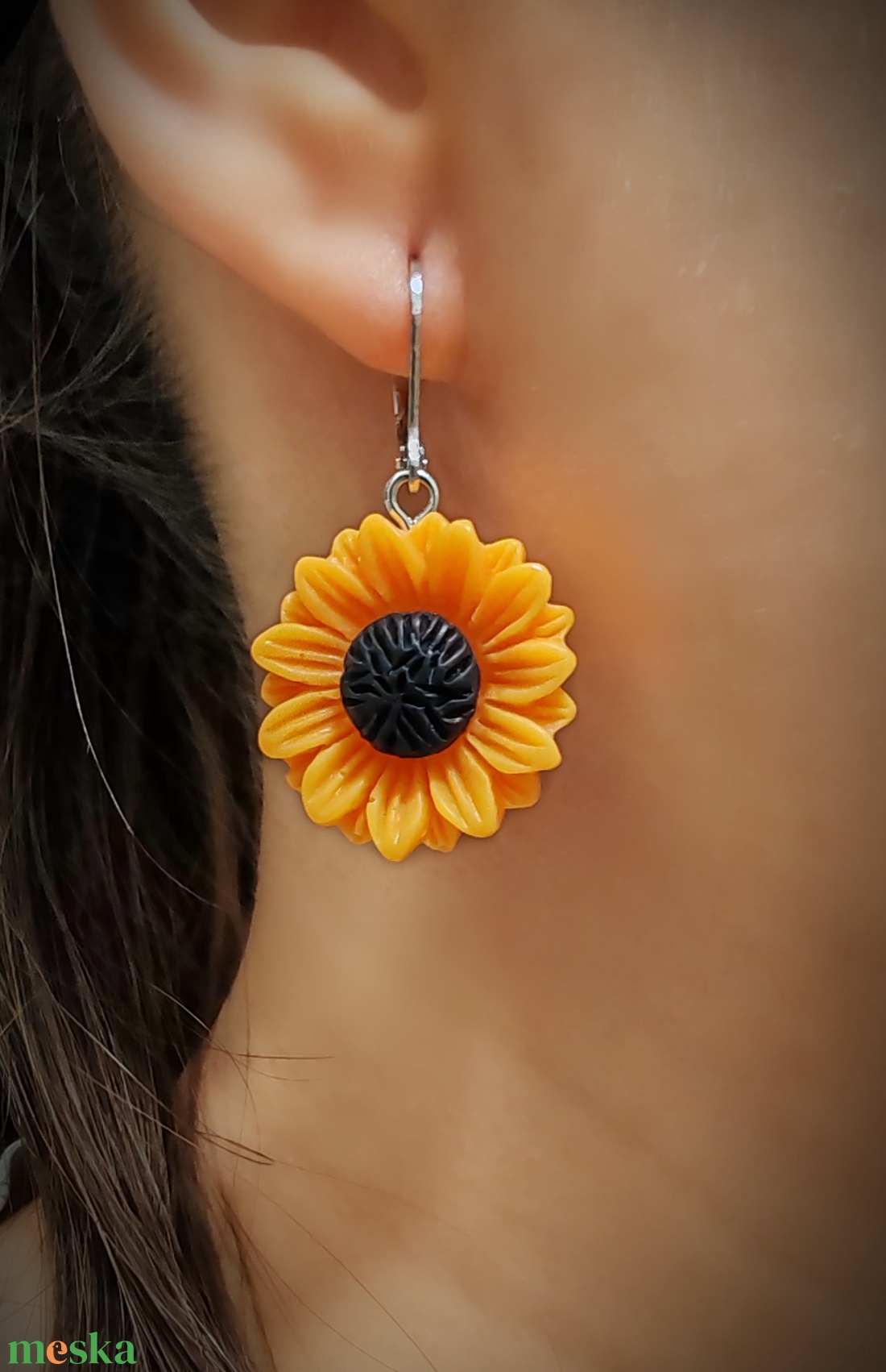 Napraforgó fülbevaló ezüst színű akasztóval - ékszer - fülbevaló - lógó fülbevaló - Meska.hu