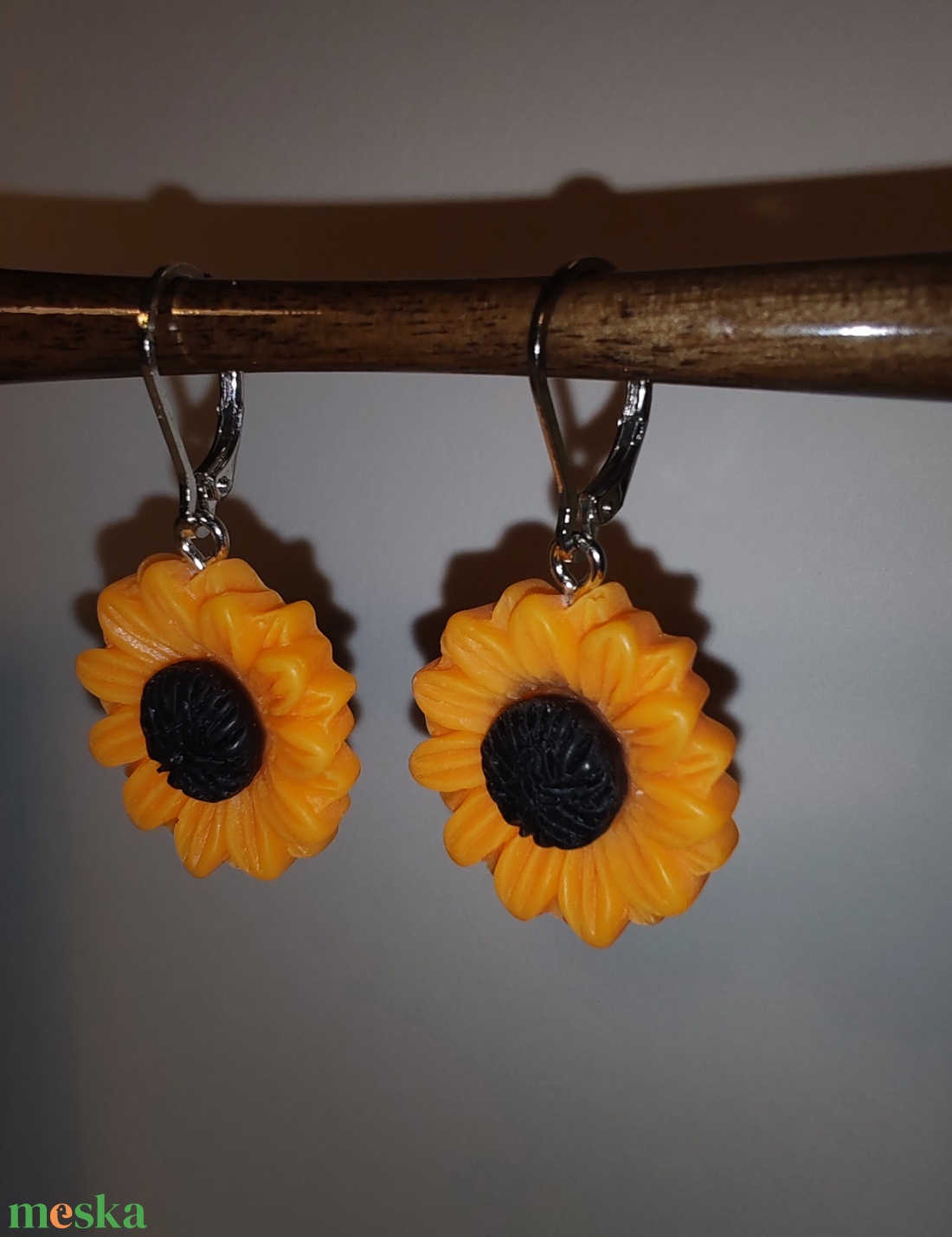 Napraforgó fülbevaló ezüst színű akasztóval - ékszer - fülbevaló - lógó fülbevaló - Meska.hu