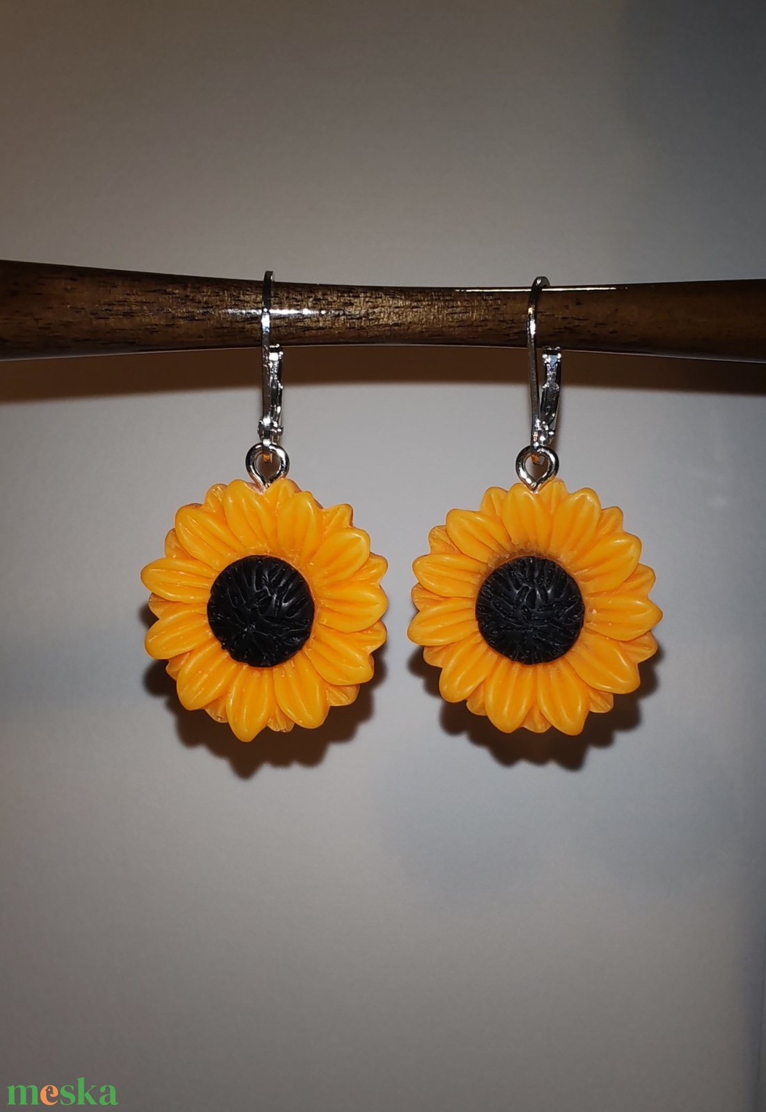Napraforgó fülbevaló ezüst színű akasztóval - ékszer - fülbevaló - lógó fülbevaló - Meska.hu