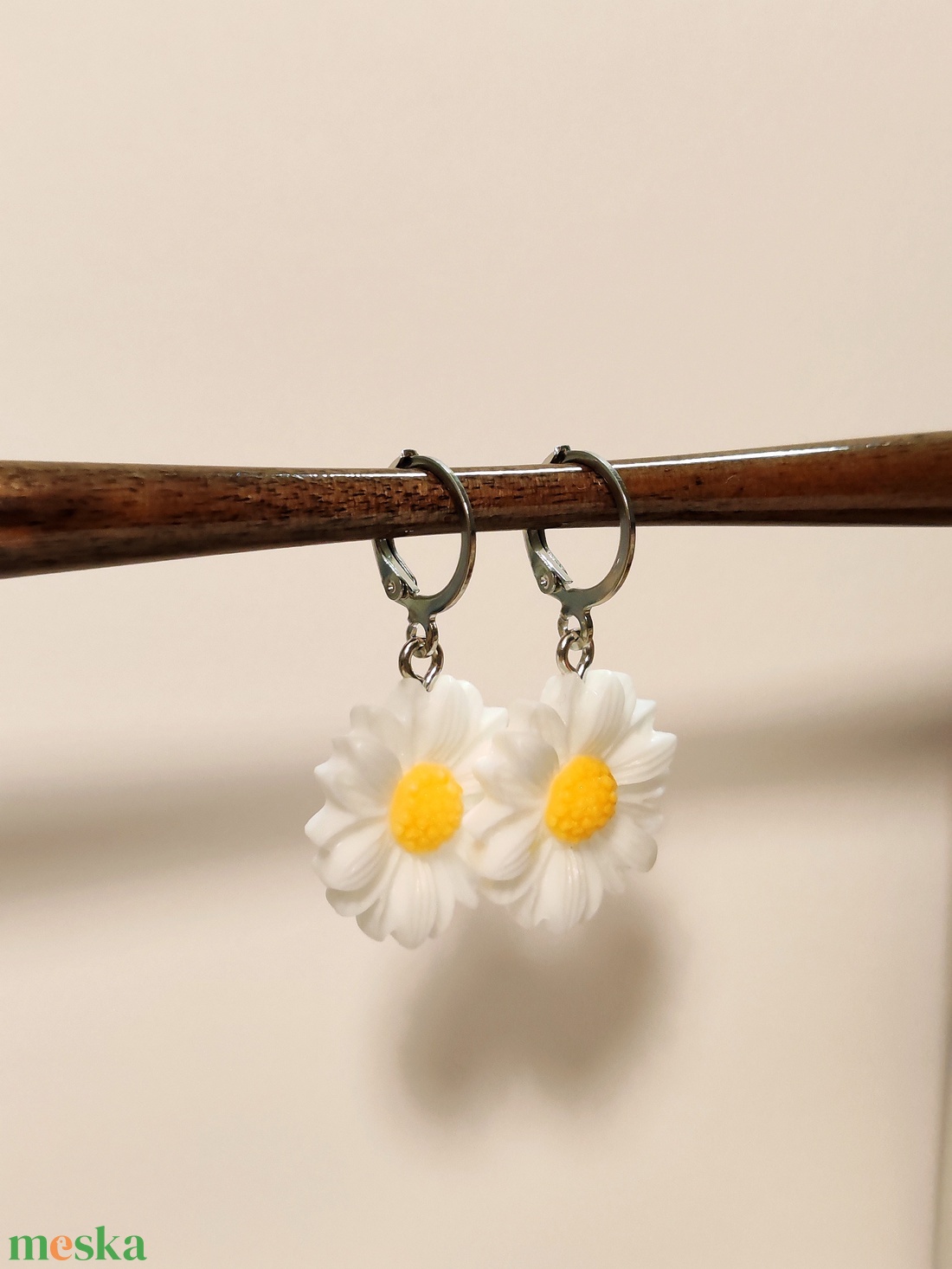 Margaréta fülbevaló ezüst színű akasztóval - ékszer - fülbevaló - lógó fülbevaló - Meska.hu