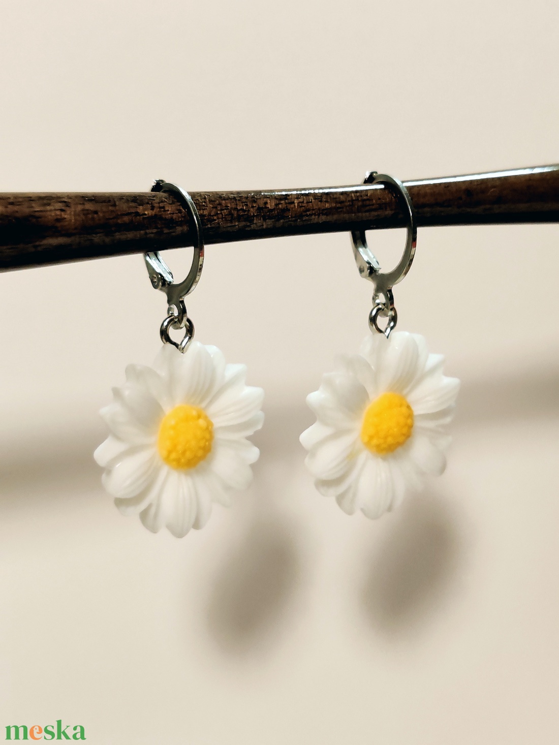 Margaréta fülbevaló ezüst színű akasztóval - ékszer - fülbevaló - lógó fülbevaló - Meska.hu