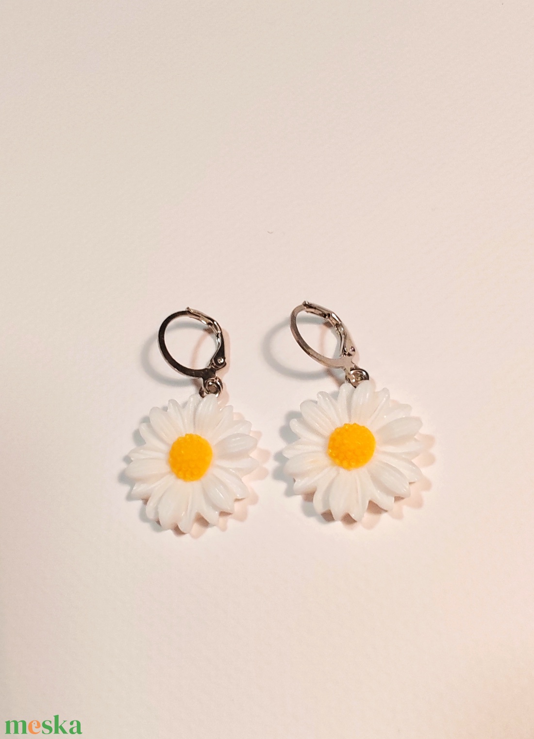 Margaréta fülbevaló ezüst színű akasztóval - ékszer - fülbevaló - lógó fülbevaló - Meska.hu