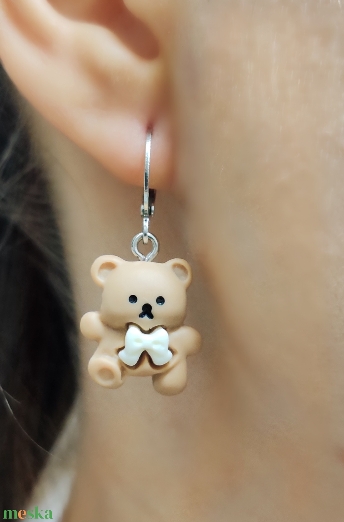Cuki macis fülbevaló ezüst színű akasztóval - ékszer - fülbevaló - lógó fülbevaló - Meska.hu
