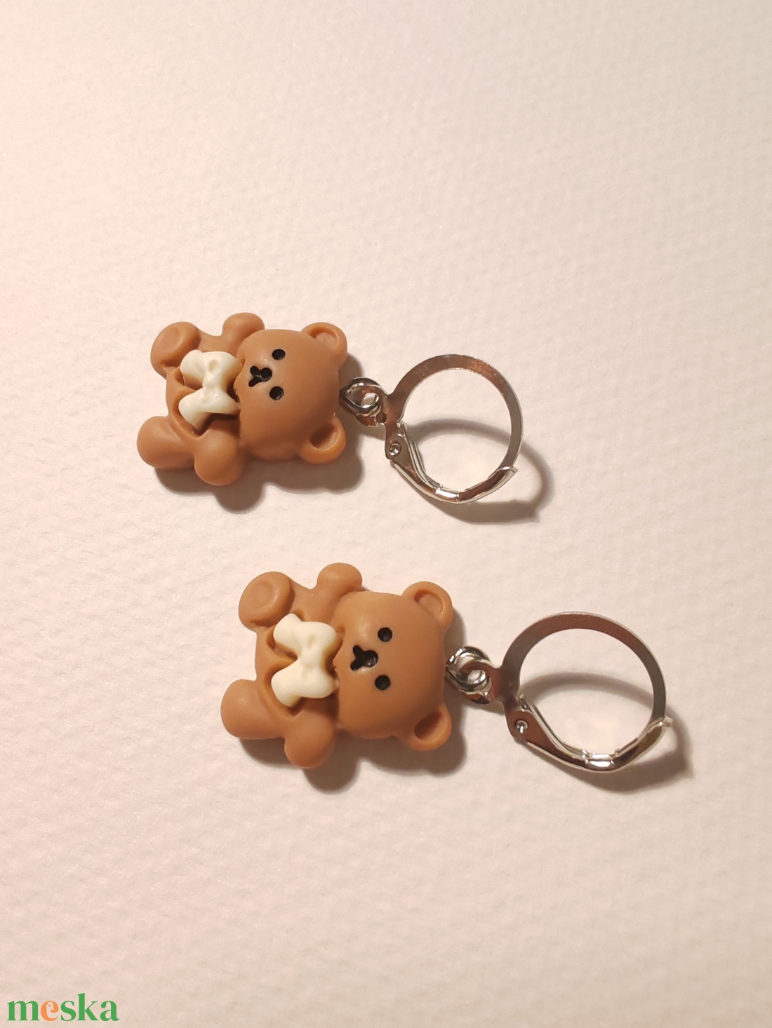 Cuki macis fülbevaló ezüst színű akasztóval - ékszer - fülbevaló - lógó fülbevaló - Meska.hu