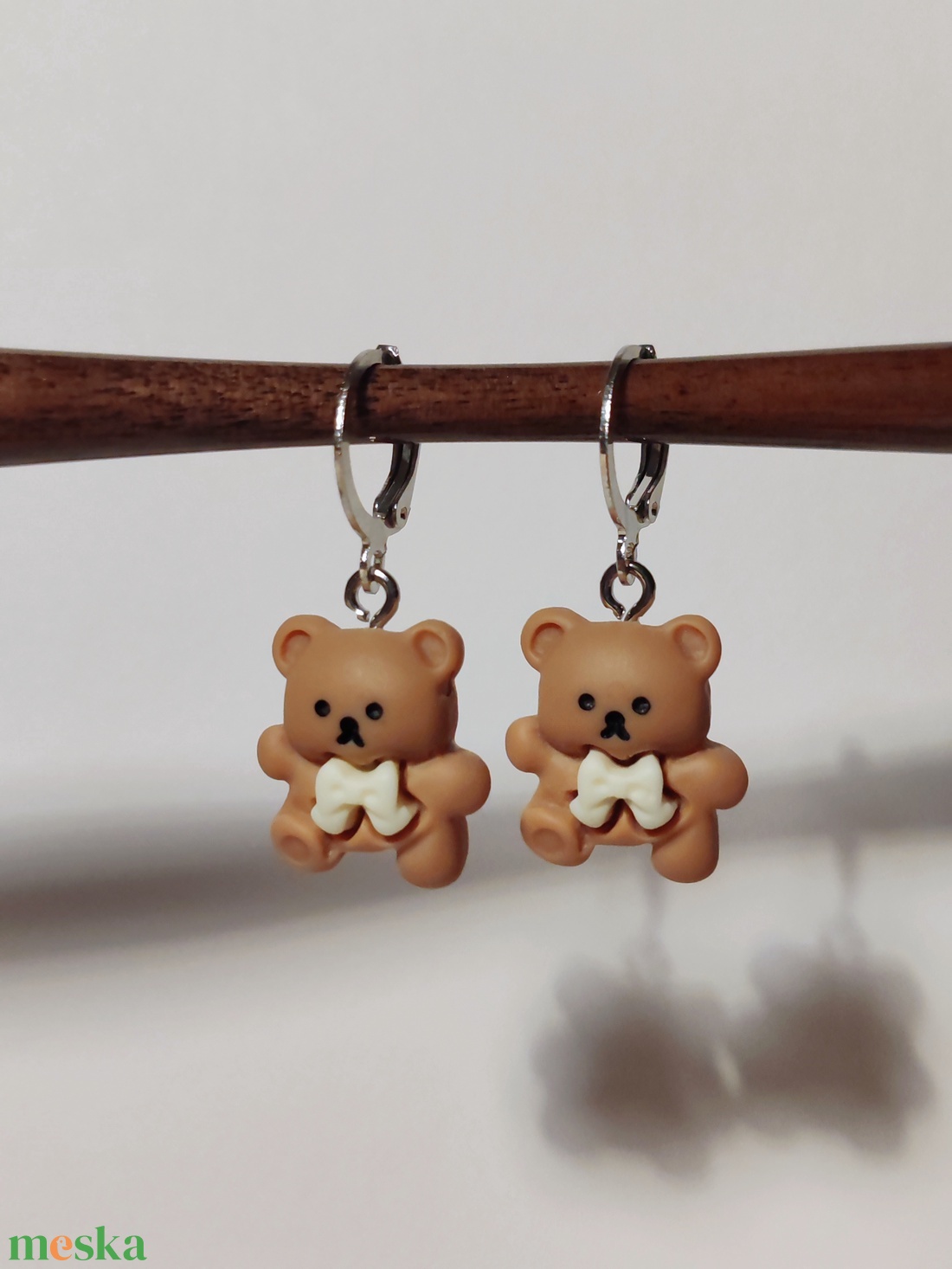 Cuki macis fülbevaló ezüst színű akasztóval - ékszer - fülbevaló - lógó fülbevaló - Meska.hu