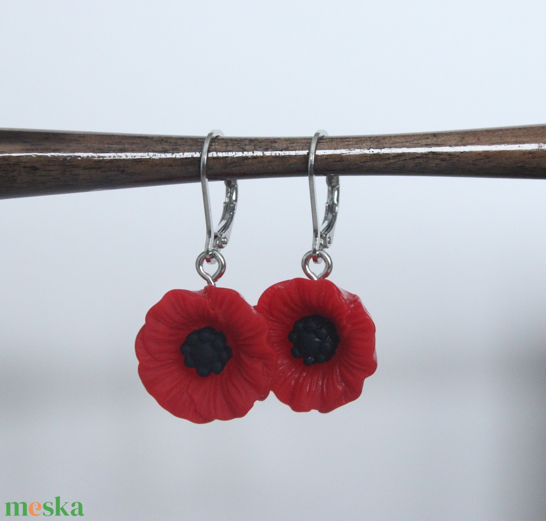 Pipacs fülbevaló ezüst színű akasztóval - ékszer - fülbevaló - lógó fülbevaló - Meska.hu