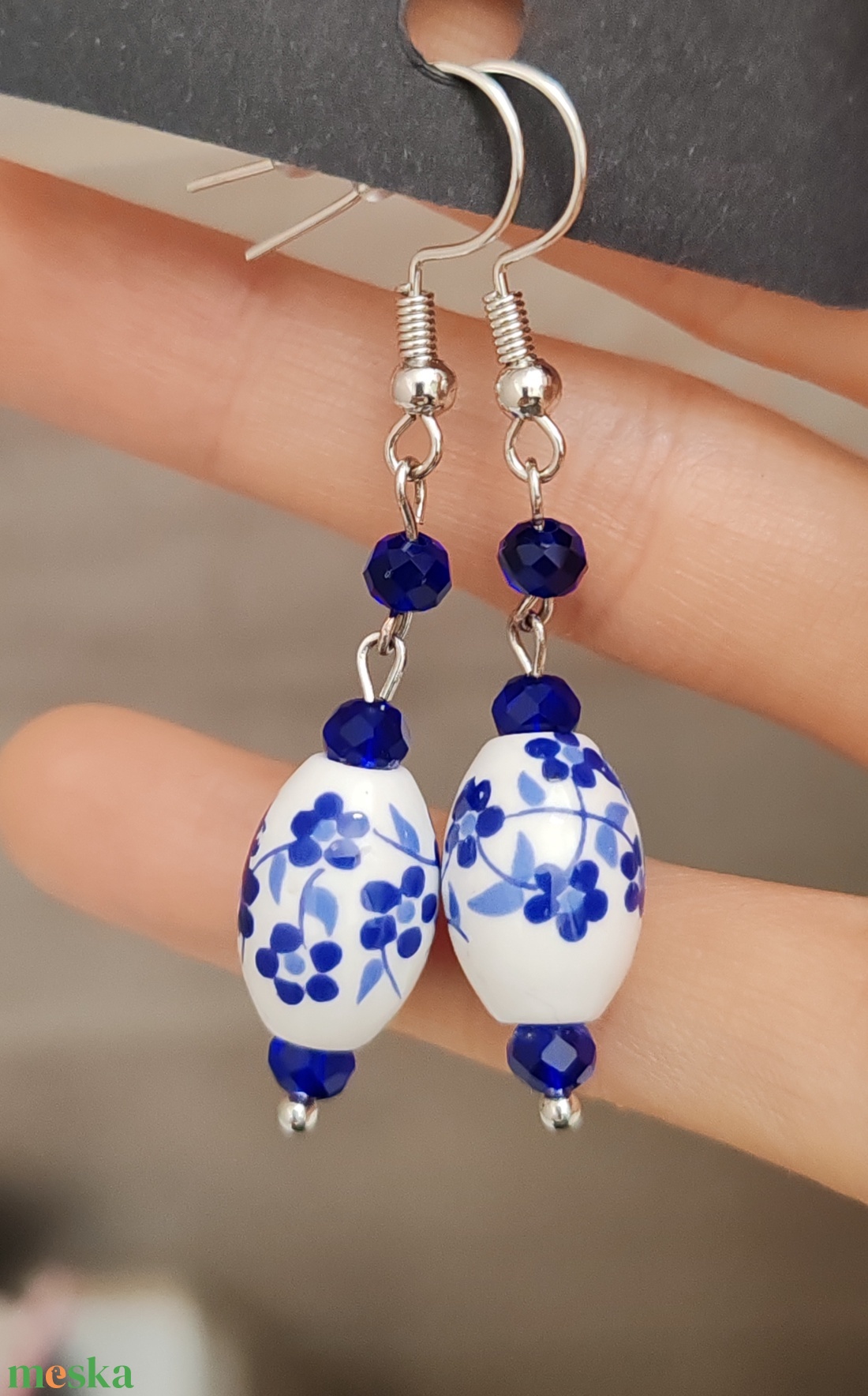 kék gyöngyös porcelános fülbevaló - elegáns - ékszer - fülbevaló - lógó fülbevaló - Meska.hu