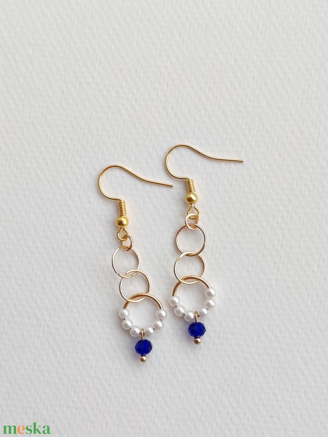 Lógós karika fülbevaló gyöngyökkel  - ékszer - fülbevaló - karika fülbevaló - Meska.hu