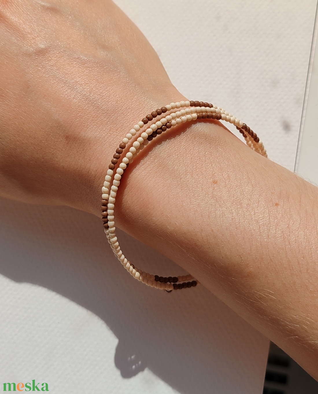 Memóriahuzalra készült kásagyöngy karkötő  - ékszer - karkötő - memóriadrótos karkötő - Meska.hu