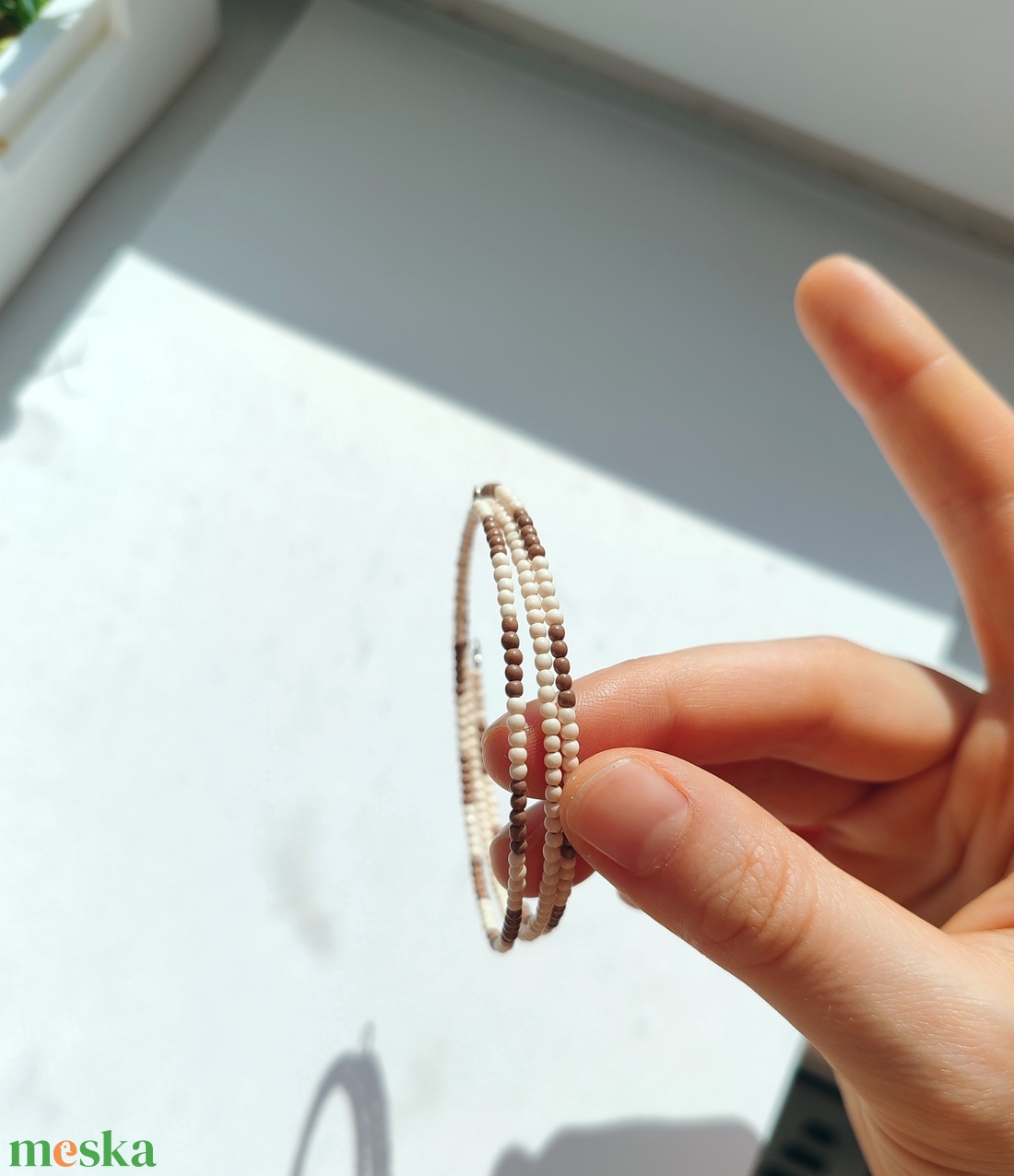 Memóriahuzalra készült kásagyöngy karkötő  - ékszer - karkötő - memóriadrótos karkötő - Meska.hu