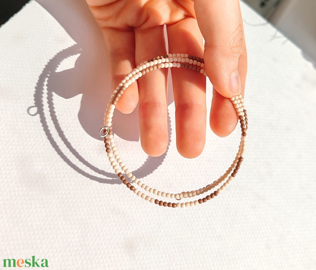 Memóriahuzalra készült kásagyöngy karkötő  - ékszer - karkötő - memóriadrótos karkötő - Meska.hu