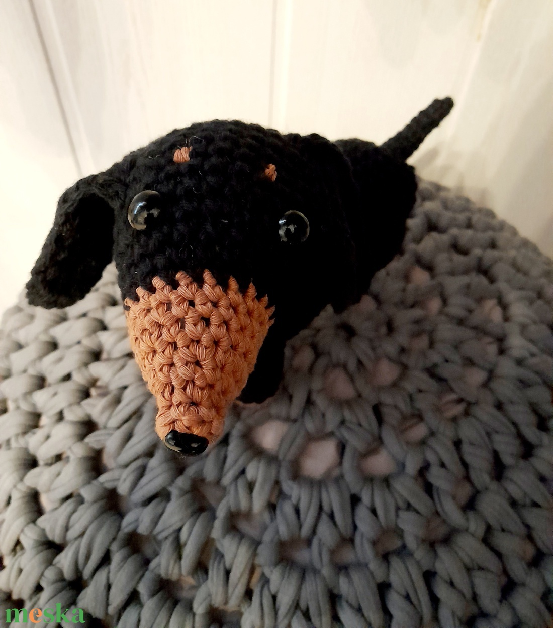 Kézzel horgolt fekete-cser tacskó kutyus. - játék & sport - plüssállat & játékfigura - más figura - Meska.hu