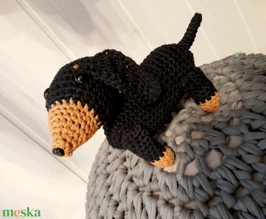 Kézzel horgolt fekete-cser tacskó kutyus. - játék & sport - plüssállat & játékfigura - más figura - Meska.hu