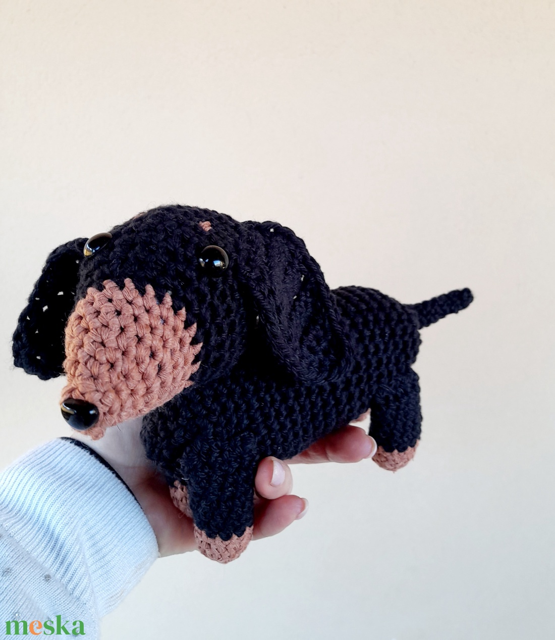 Kézzel horgolt fekete-cser tacskó kutyus. - játék & sport - plüssállat & játékfigura - más figura - Meska.hu