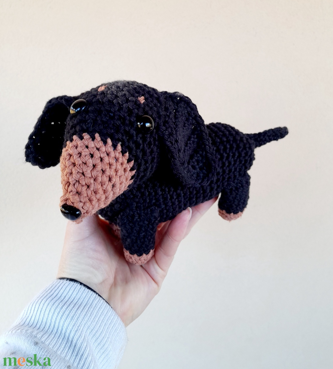 Kézzel horgolt fekete-cser tacskó kutyus. - játék & sport - plüssállat & játékfigura - más figura - Meska.hu