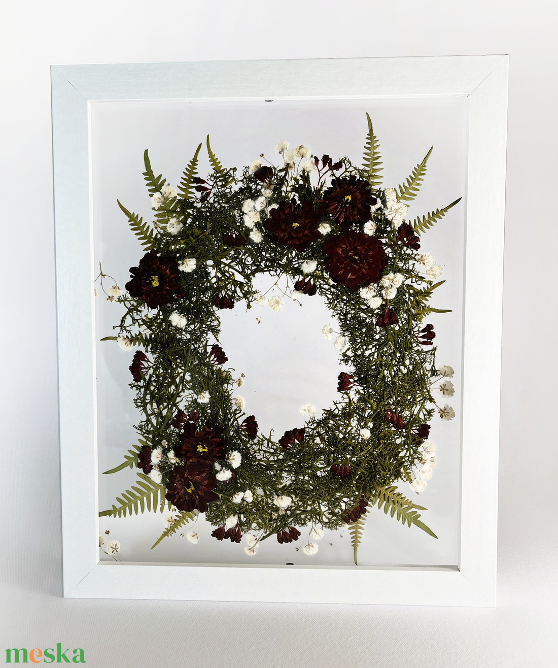 Karácsonyi bordó krizantém mohakoszorú fátyolvirágokkal fehér fa keretben 22,5 x 27,5 x 3 cm - otthon & életmód - dekoráció - kép & falikép - üvegkép - Meska.hu