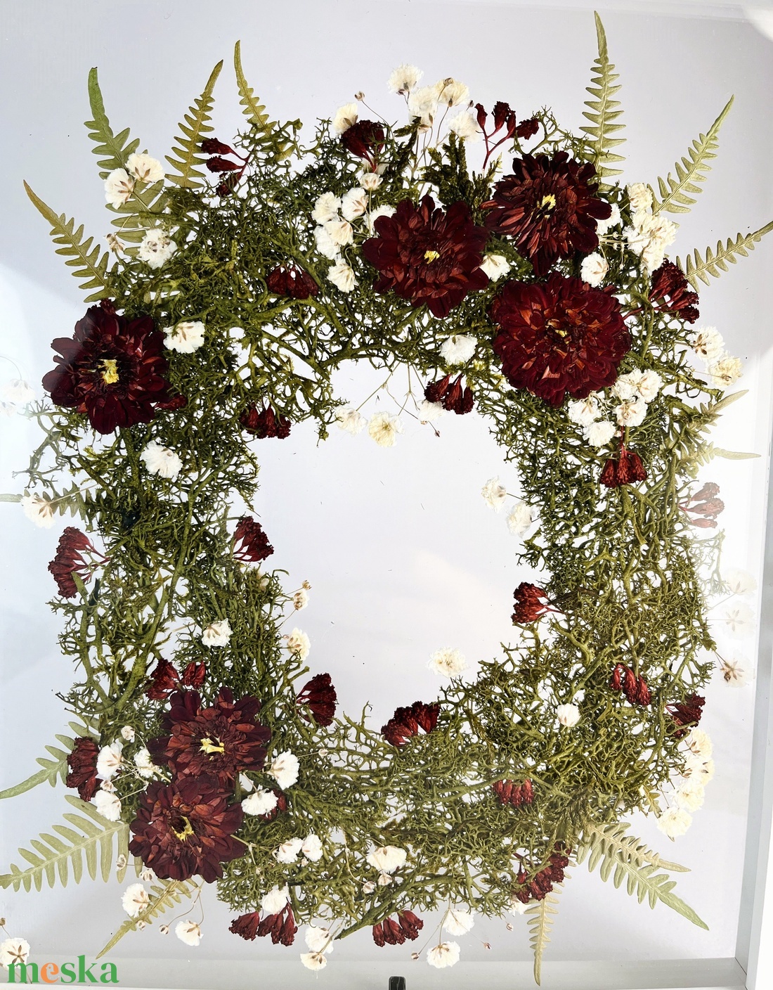 Karácsonyi bordó krizantém mohakoszorú fátyolvirágokkal fehér fa keretben 22,5 x 27,5 x 3 cm - otthon & életmód - dekoráció - kép & falikép - üvegkép - Meska.hu