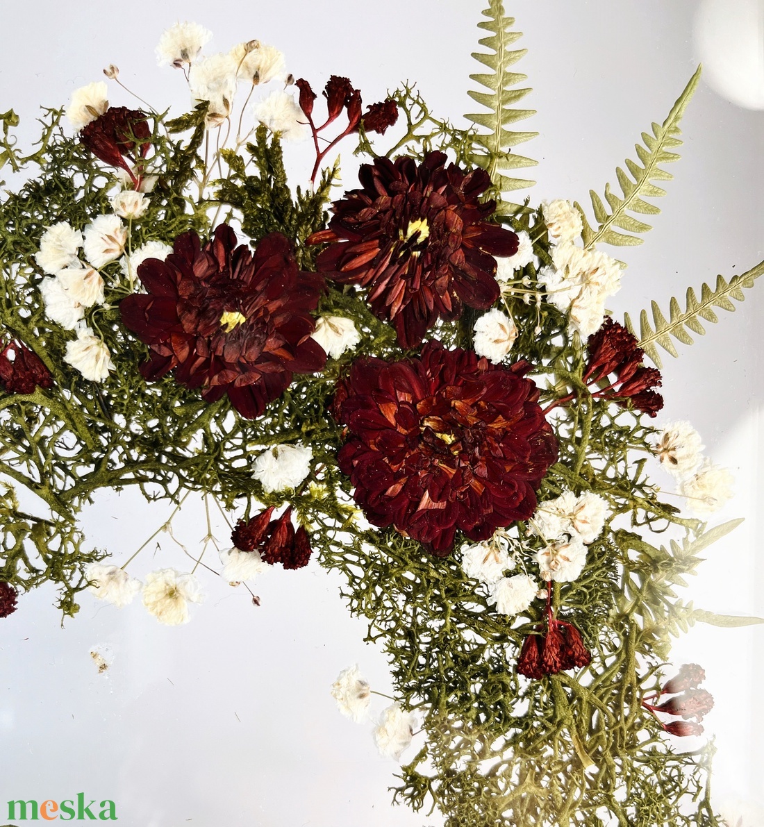 Karácsonyi bordó krizantém mohakoszorú fátyolvirágokkal fehér fa keretben 22,5 x 27,5 x 3 cm - otthon & életmód - dekoráció - kép & falikép - üvegkép - Meska.hu