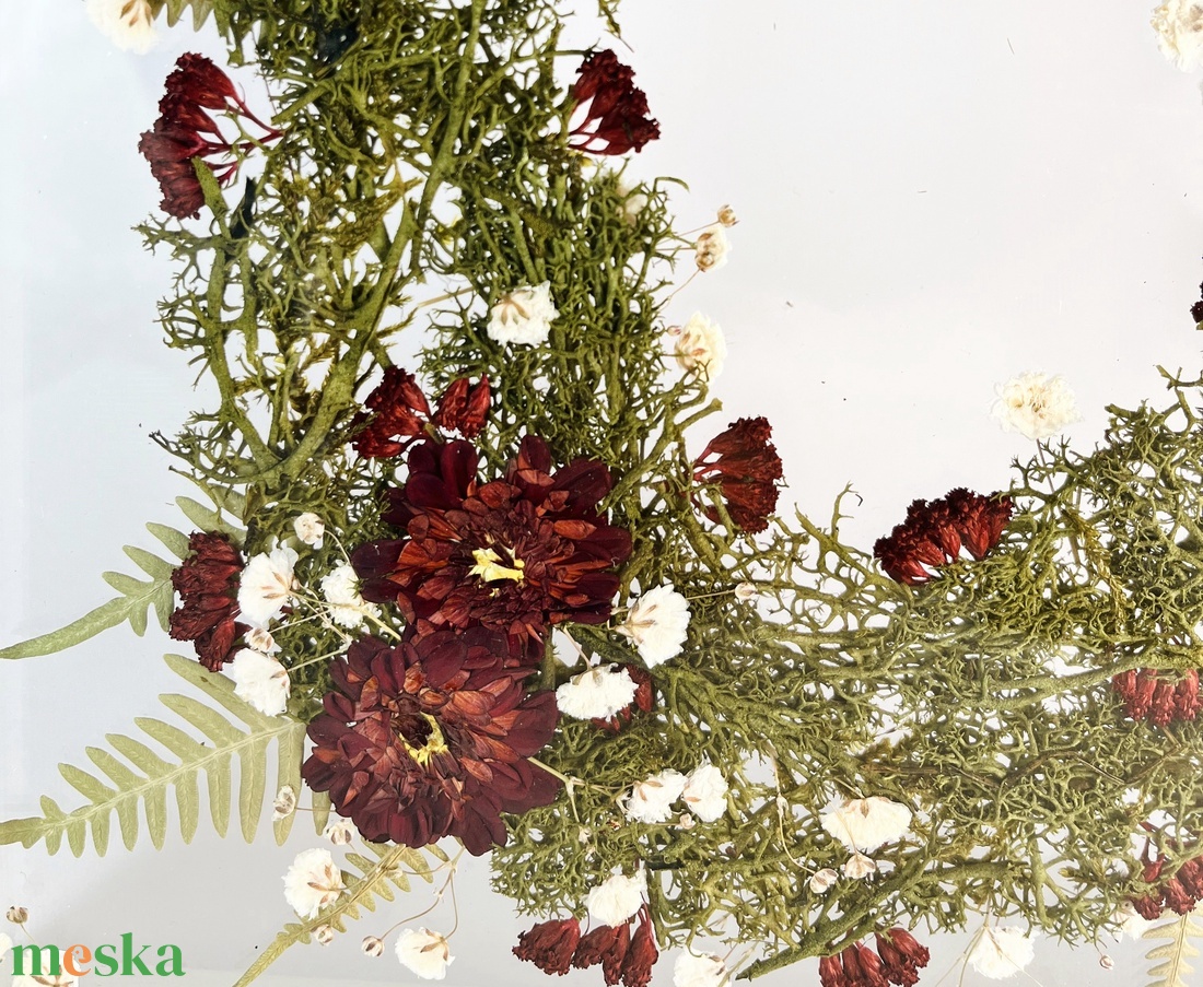 Karácsonyi bordó krizantém mohakoszorú fátyolvirágokkal fehér fa keretben 22,5 x 27,5 x 3 cm - otthon & életmód - dekoráció - kép & falikép - üvegkép - Meska.hu