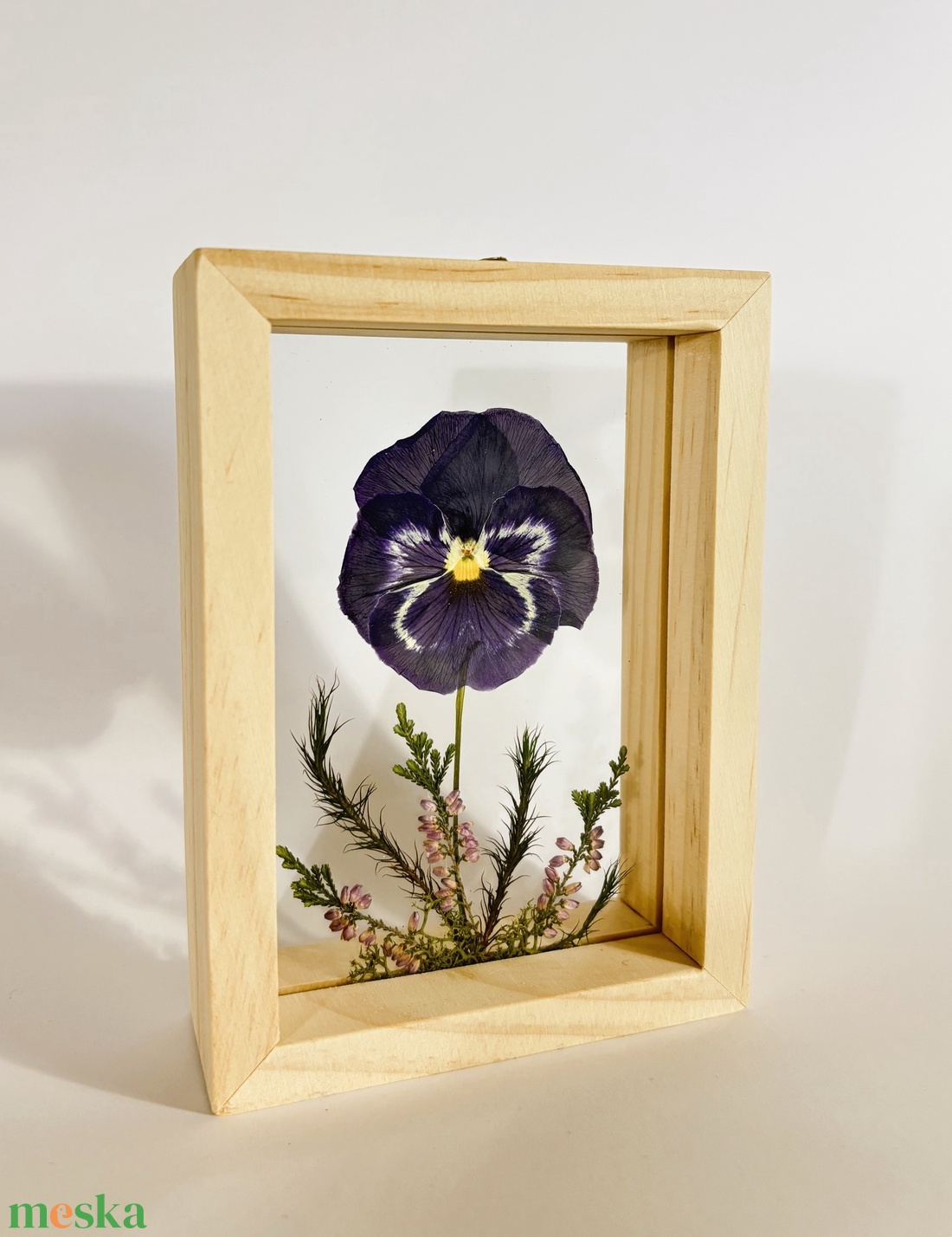 Nagyfejű lila-fehér cirmos árvácska lebegő natúr fa keretben 10.6 x 15 x 4.1 cm - otthon & életmód - dekoráció - kép & falikép - képkeret - Meska.hu Nagyfejű lila-fehér cirmos árvácska lebegő natúr fa keretben 10.6 x 15 x 4.1 cm - otthon & életmód - dekoráció - kép & falikép - képkeret - Meska.hu