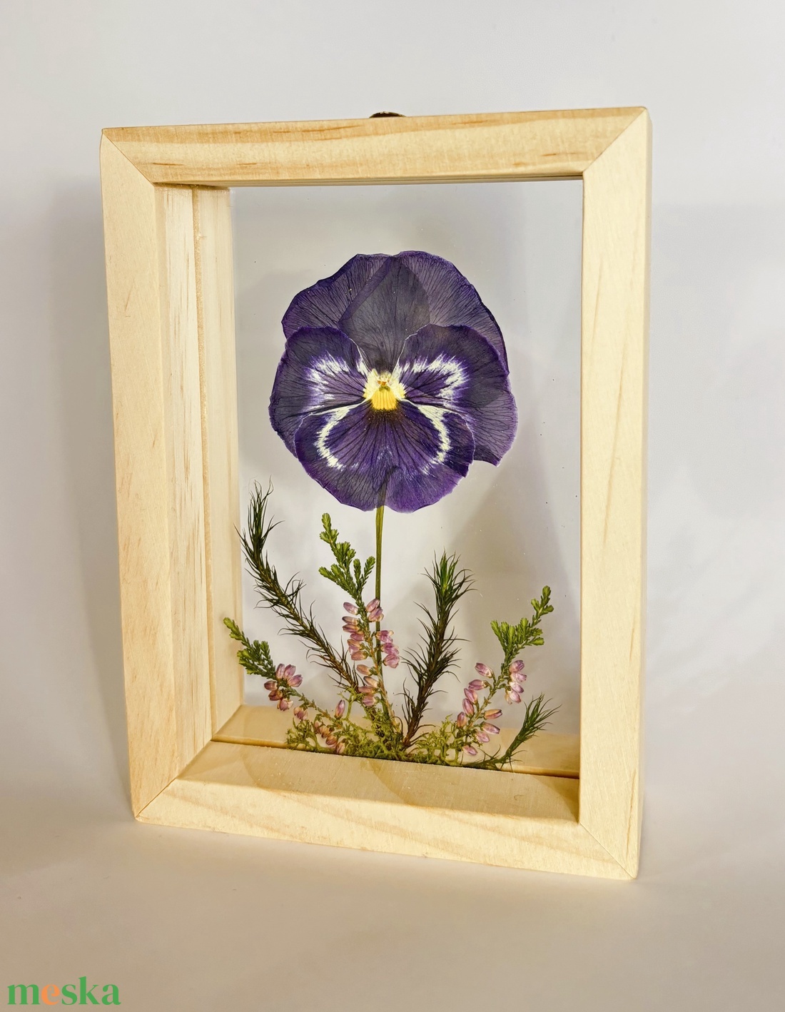 Nagyfejű lila-fehér cirmos árvácska lebegő natúr fa keretben 10.6 x 15 x 4.1 cm - otthon & életmód - dekoráció - kép & falikép - képkeret - Meska.hu Nagyfejű lila-fehér cirmos árvácska lebegő natúr fa keretben 10.6 x 15 x 4.1 cm - otthon & életmód - dekoráció - kép & falikép - képkeret - Meska.hu