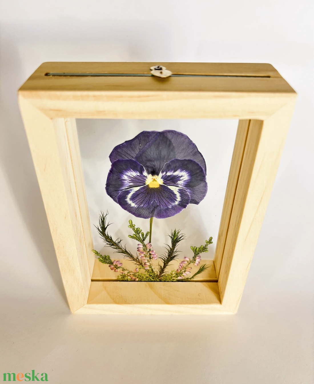 Nagyfejű lila-fehér cirmos árvácska lebegő natúr fa keretben 10.6 x 15 x 4.1 cm - otthon & életmód - dekoráció - kép & falikép - képkeret - Meska.hu Nagyfejű lila-fehér cirmos árvácska lebegő natúr fa keretben 10.6 x 15 x 4.1 cm - otthon & életmód - dekoráció - kép & falikép - képkeret - Meska.hu