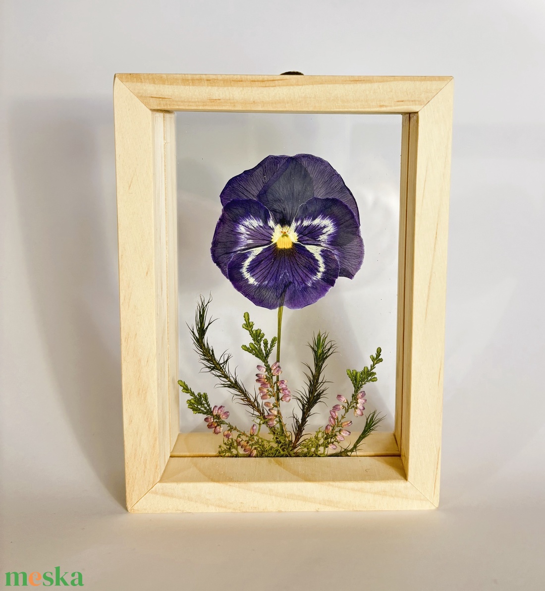 Nagyfejű lila-fehér cirmos árvácska lebegő natúr fa keretben 10.6 x 15 x 4.1 cm - otthon & életmód - dekoráció - kép & falikép - képkeret - Meska.hu Nagyfejű lila-fehér cirmos árvácska lebegő natúr fa keretben 10.6 x 15 x 4.1 cm - otthon & életmód - dekoráció - kép & falikép - képkeret - Meska.hu