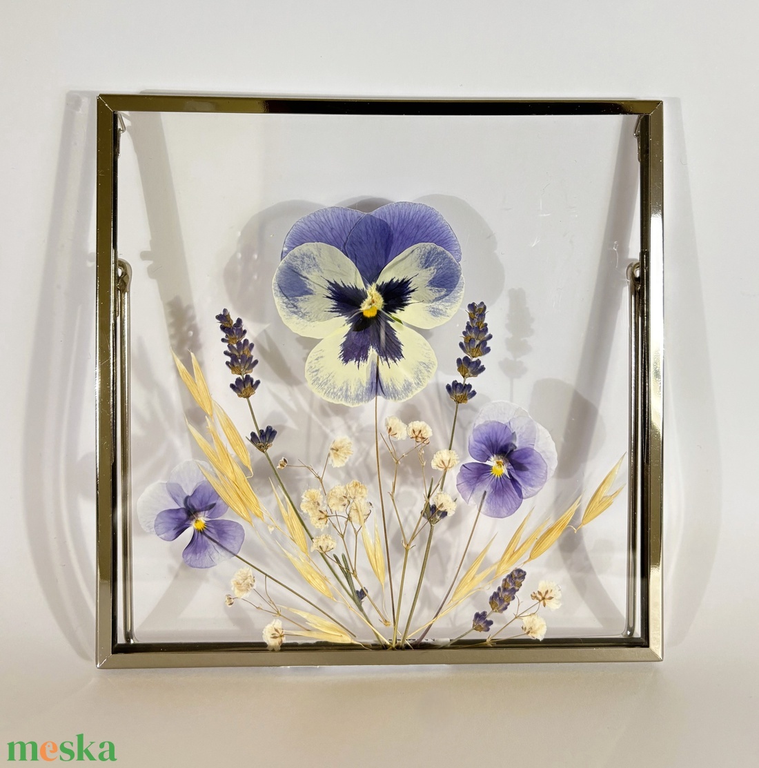 Világoskék árvácskák fátyolvirággal, levendulával és zabbal ezüstös keretben 16 x 16 cm - otthon & életmód - dekoráció - kép & falikép - képkeret - Meska.hu Világoskék árvácskák fátyolvirággal, levendulával és zabbal ezüstös keretben 16 x 16 cm - otthon & életmód - dekoráció - kép & falikép - képkeret - Meska.hu