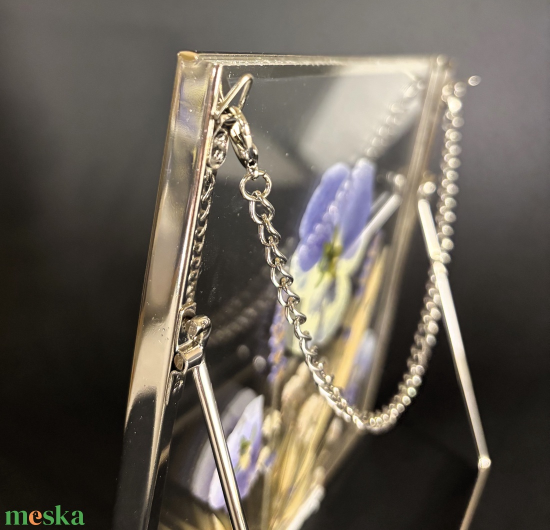 Világoskék árvácskák fátyolvirággal, levendulával és zabbal ezüstös keretben 16 x 16 cm - otthon & életmód - dekoráció - kép & falikép - képkeret - Meska.hu Világoskék árvácskák fátyolvirággal, levendulával és zabbal ezüstös keretben 16 x 16 cm - otthon & életmód - dekoráció - kép & falikép - képkeret - Meska.hu